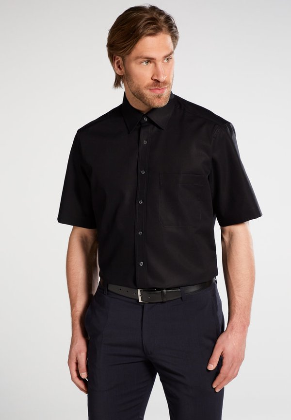 Schwarzes Herrenhemd mit halben Ärmeln in taillierter Modern Fit Schnittform 1100/39 C19K 28